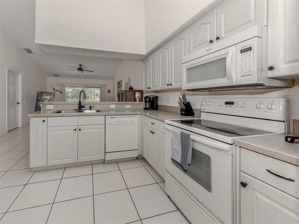 На продажу: $149,999 (2 спален, 2 ванн, 1087 Квадратных фут)