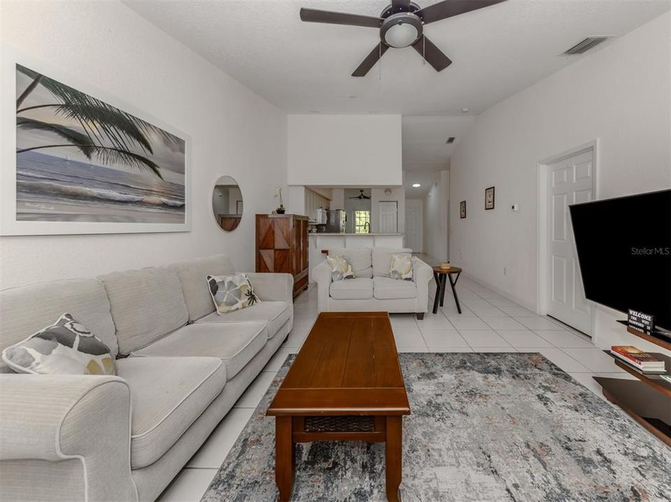 На продажу: $149,999 (2 спален, 2 ванн, 1087 Квадратных фут)