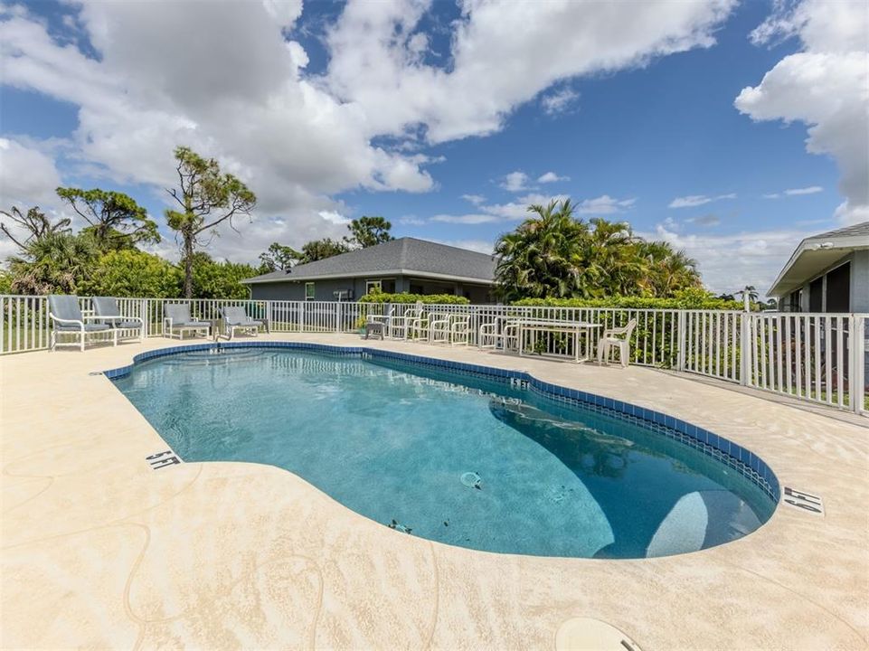 На продажу: $149,999 (2 спален, 2 ванн, 1087 Квадратных фут)