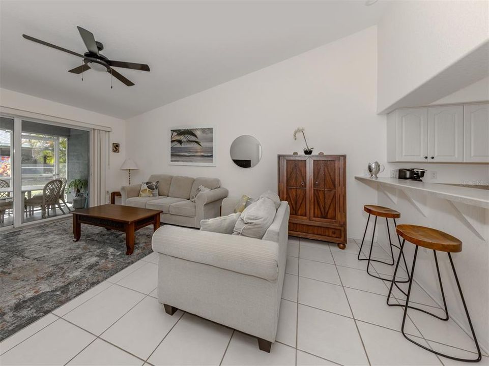 На продажу: $149,999 (2 спален, 2 ванн, 1087 Квадратных фут)