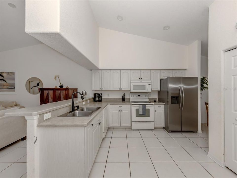 На продажу: $149,999 (2 спален, 2 ванн, 1087 Квадратных фут)