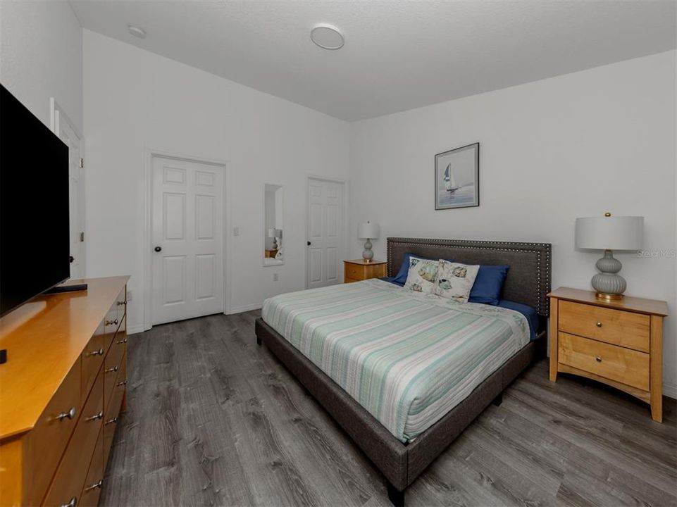 На продажу: $149,999 (2 спален, 2 ванн, 1087 Квадратных фут)