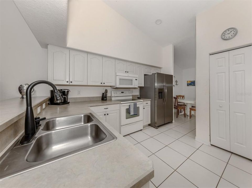 На продажу: $149,999 (2 спален, 2 ванн, 1087 Квадратных фут)