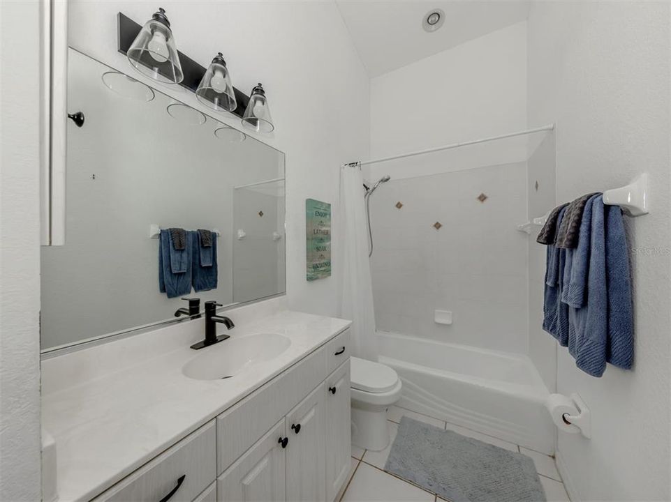 На продажу: $149,999 (2 спален, 2 ванн, 1087 Квадратных фут)