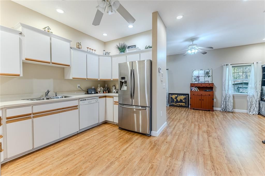 En Venta: $999,000 (4 camas, 3 baños, 3541 Pies cuadrados)