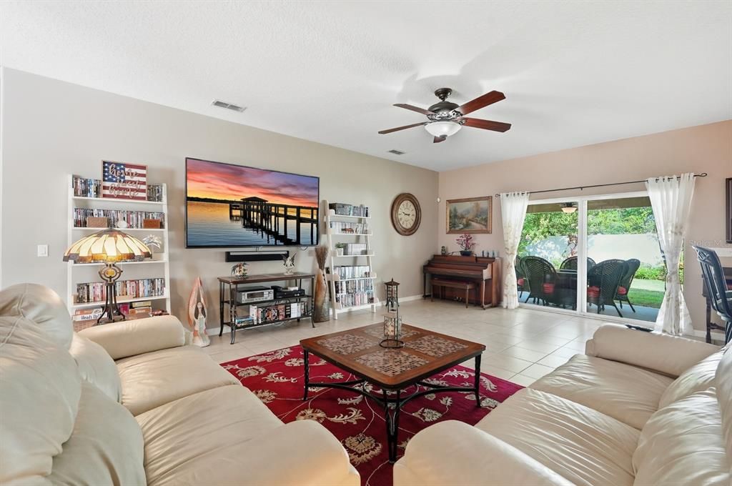 Activo con contrato: $409,000 (3 camas, 3 baños, 2669 Pies cuadrados)