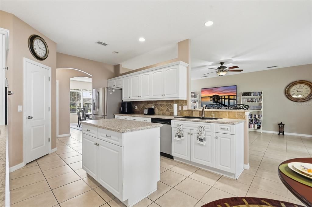 Activo con contrato: $409,000 (3 camas, 3 baños, 2669 Pies cuadrados)