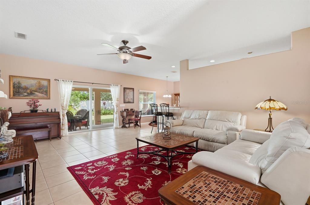 Activo con contrato: $409,000 (3 camas, 3 baños, 2669 Pies cuadrados)