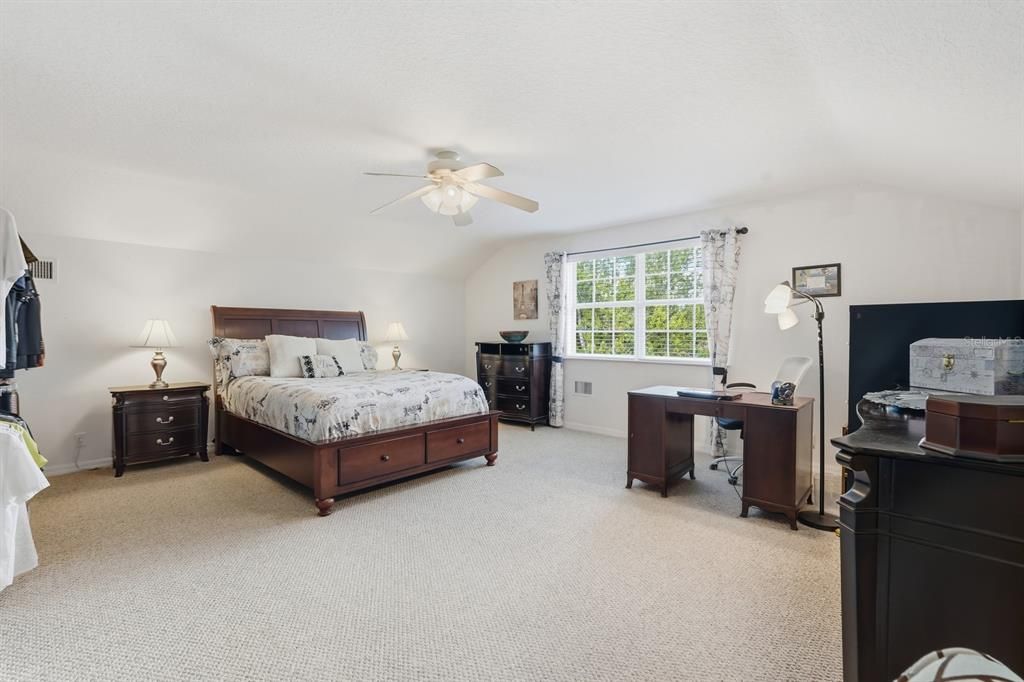 Activo con contrato: $409,000 (3 camas, 3 baños, 2669 Pies cuadrados)