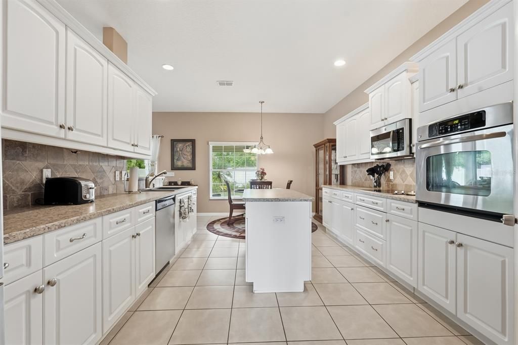 Activo con contrato: $409,000 (3 camas, 3 baños, 2669 Pies cuadrados)