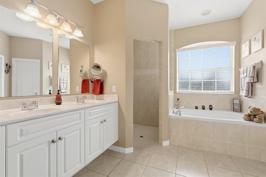 Activo con contrato: $409,000 (3 camas, 3 baños, 2669 Pies cuadrados)