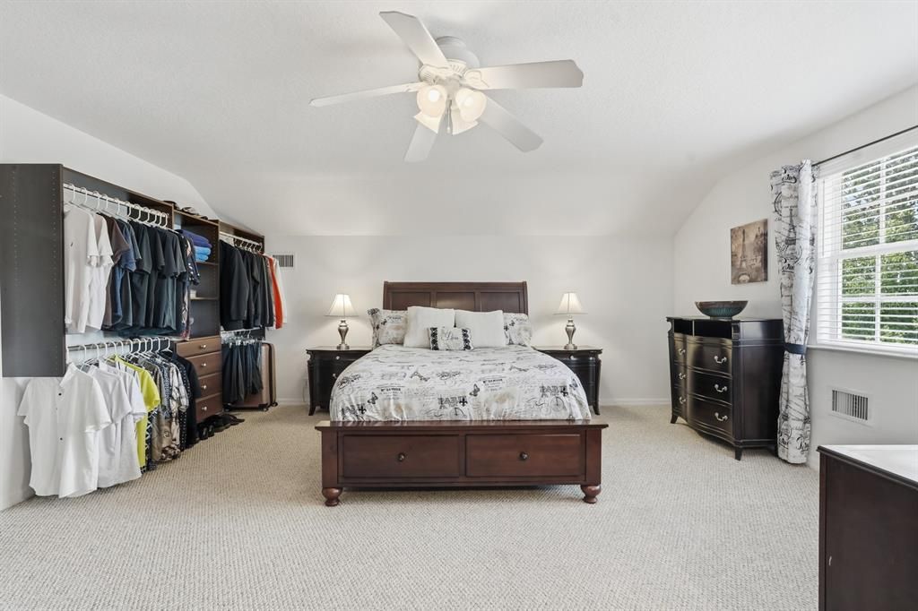 Activo con contrato: $409,000 (3 camas, 3 baños, 2669 Pies cuadrados)