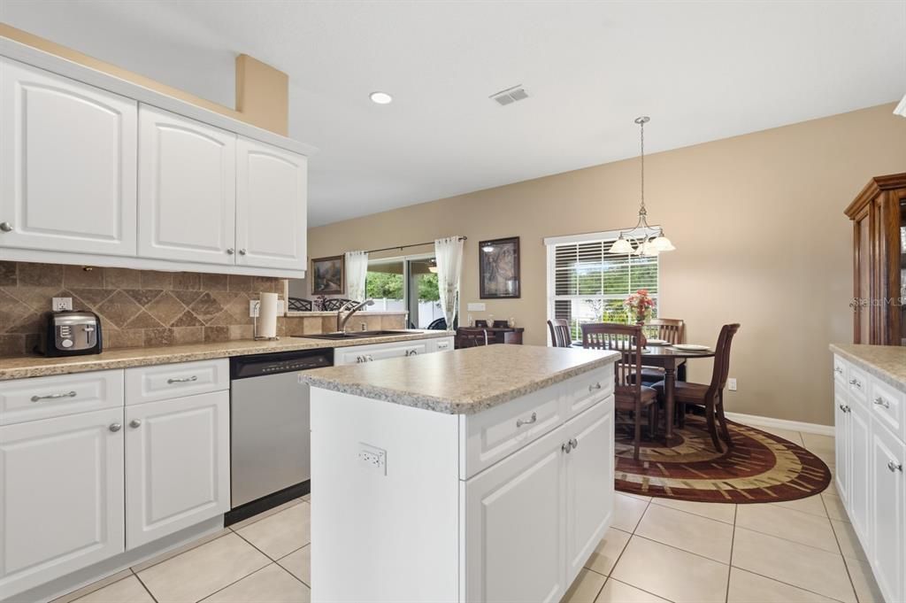 Activo con contrato: $409,000 (3 camas, 3 baños, 2669 Pies cuadrados)