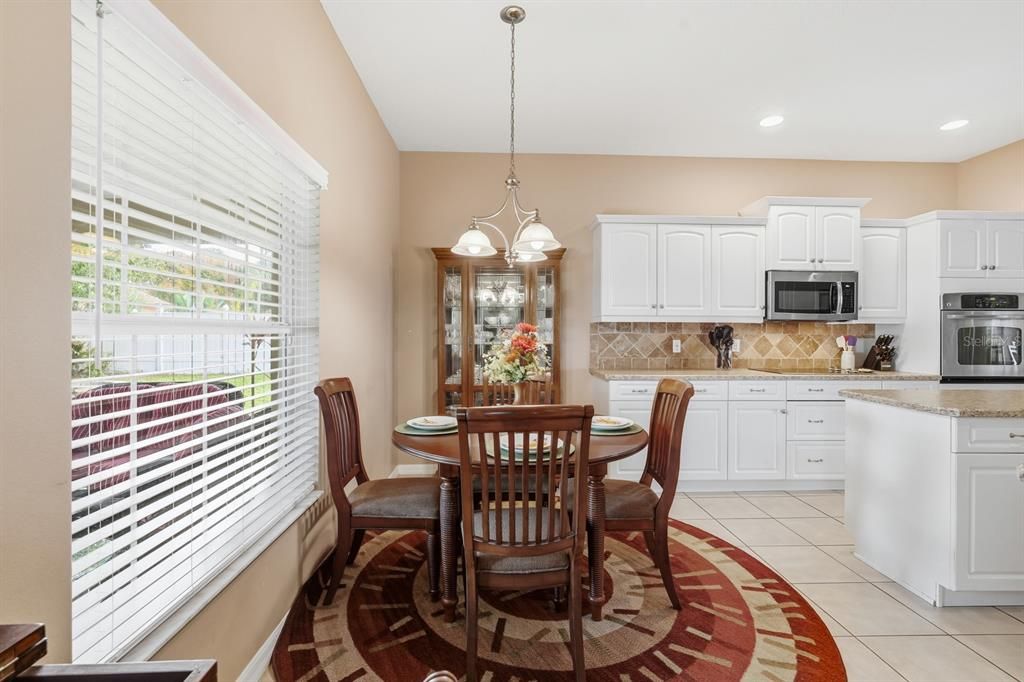 Activo con contrato: $409,000 (3 camas, 3 baños, 2669 Pies cuadrados)