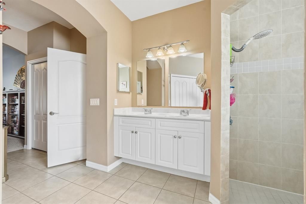 Activo con contrato: $409,000 (3 camas, 3 baños, 2669 Pies cuadrados)