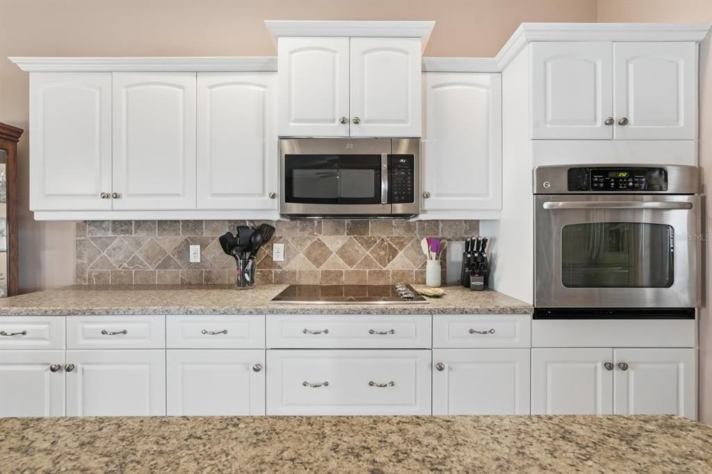 Activo con contrato: $409,000 (3 camas, 3 baños, 2669 Pies cuadrados)