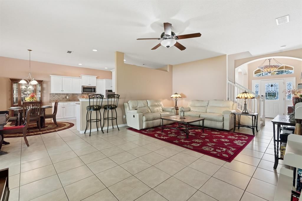 Activo con contrato: $409,000 (3 camas, 3 baños, 2669 Pies cuadrados)