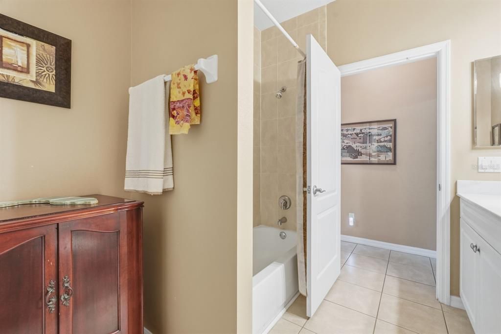 Activo con contrato: $409,000 (3 camas, 3 baños, 2669 Pies cuadrados)