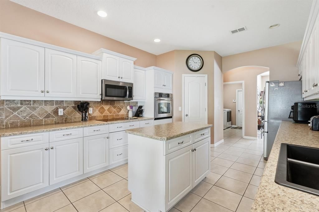 Activo con contrato: $409,000 (3 camas, 3 baños, 2669 Pies cuadrados)