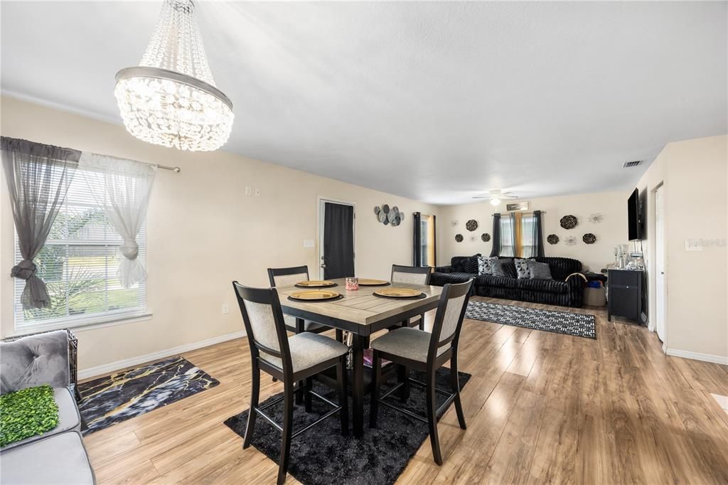 На продажу: $245,000 (3 спален, 2 ванн, 1350 Квадратных фут)