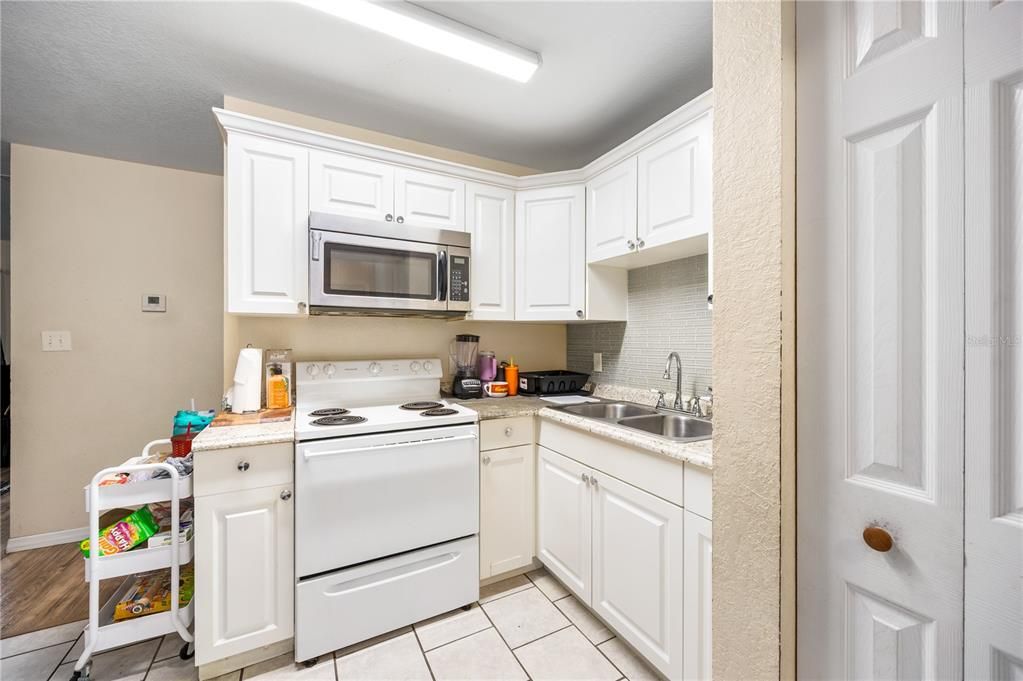 На продажу: $245,000 (3 спален, 2 ванн, 1350 Квадратных фут)