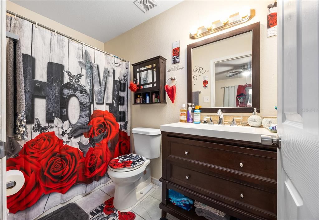 На продажу: $245,000 (3 спален, 2 ванн, 1350 Квадратных фут)