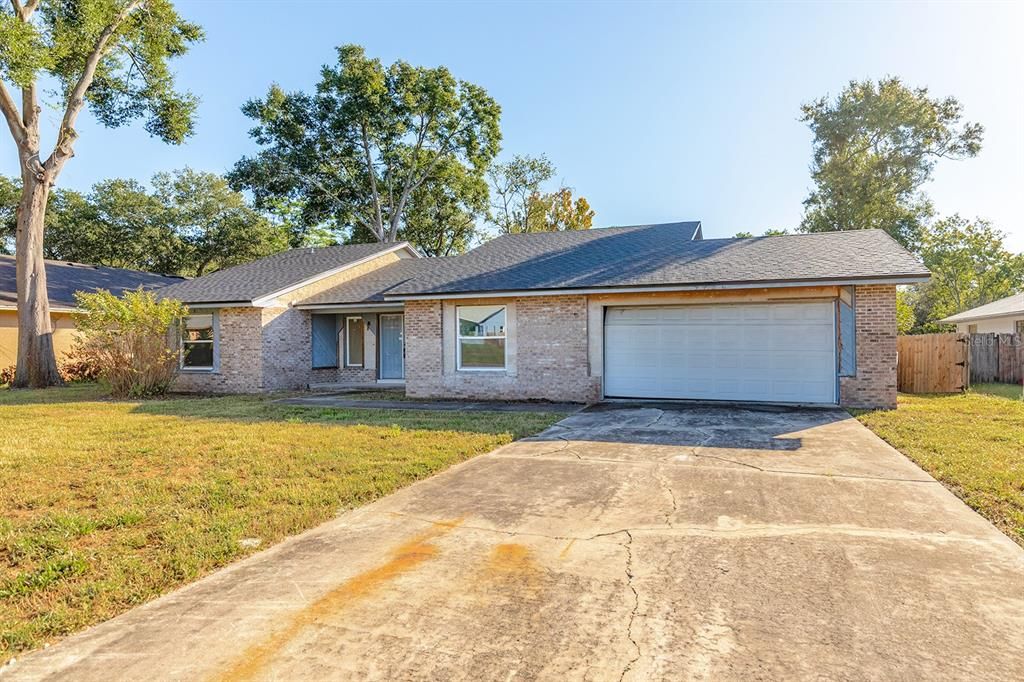 Activo con contrato: $359,900 (4 camas, 3 baños, 2265 Pies cuadrados)