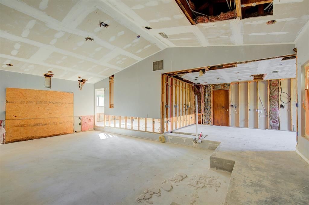 Activo con contrato: $359,900 (4 camas, 3 baños, 2265 Pies cuadrados)