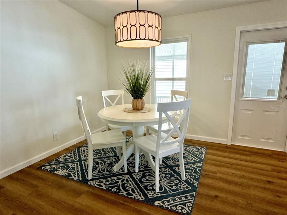 合同活跃: $245,000 (2 贝兹, 2 浴室, 1340 平方英尺)