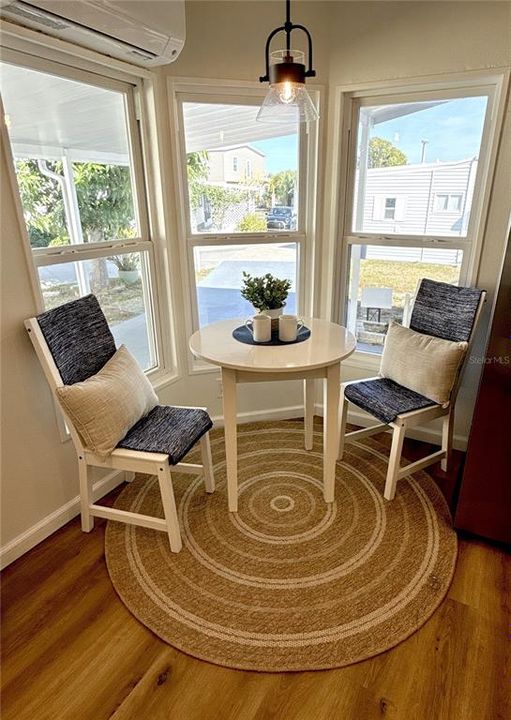 合同活跃: $245,000 (2 贝兹, 2 浴室, 1340 平方英尺)