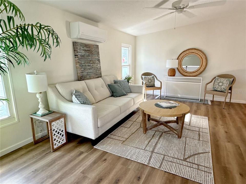 合同活跃: $245,000 (2 贝兹, 2 浴室, 1340 平方英尺)