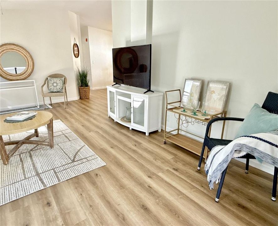 合同活跃: $245,000 (2 贝兹, 2 浴室, 1340 平方英尺)