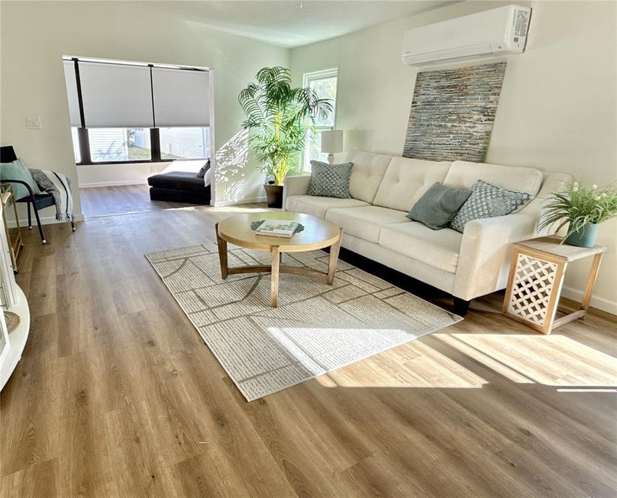 合同活跃: $245,000 (2 贝兹, 2 浴室, 1340 平方英尺)