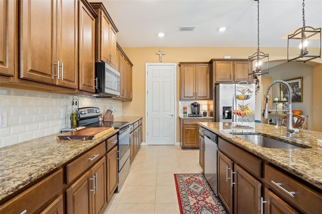 待售: $498,000 (3 贝兹, 3 浴室, 2565 平方英尺)