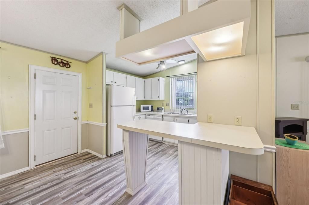 合同活跃: $200,000 (2 贝兹, 2 浴室, 1040 平方英尺)