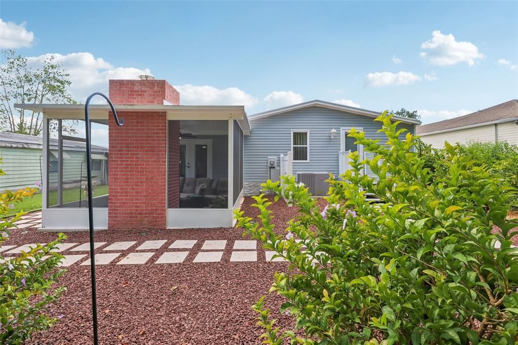 合同活跃: $200,000 (2 贝兹, 2 浴室, 1040 平方英尺)