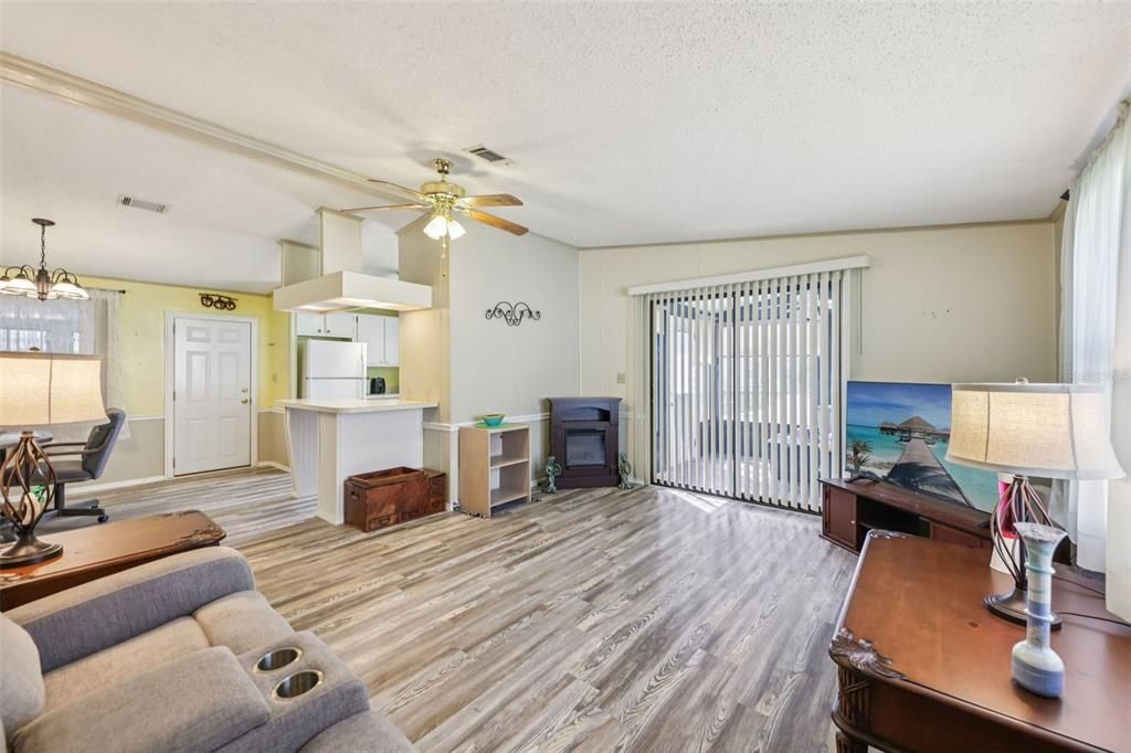 合同活跃: $200,000 (2 贝兹, 2 浴室, 1040 平方英尺)