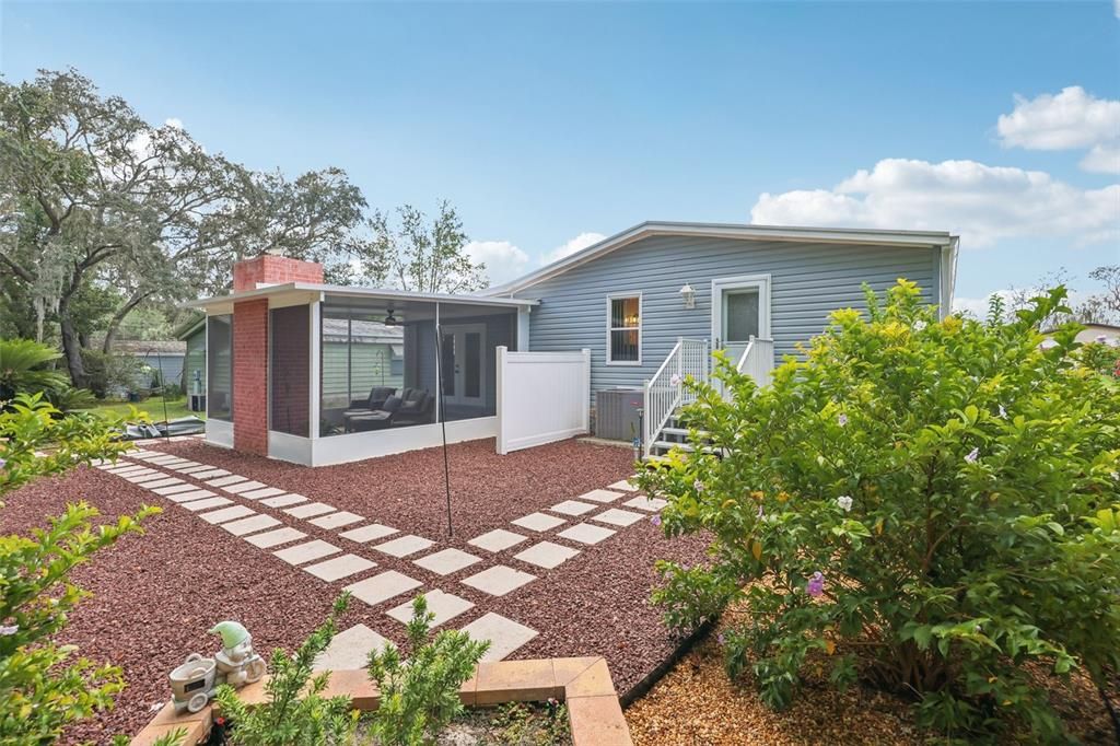 合同活跃: $200,000 (2 贝兹, 2 浴室, 1040 平方英尺)