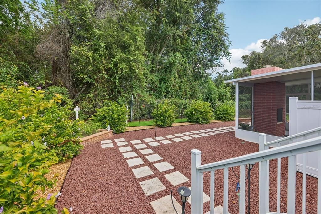 合同活跃: $200,000 (2 贝兹, 2 浴室, 1040 平方英尺)