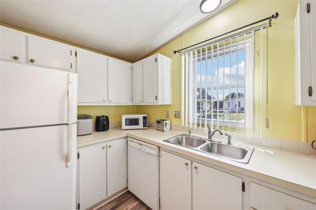 合同活跃: $200,000 (2 贝兹, 2 浴室, 1040 平方英尺)