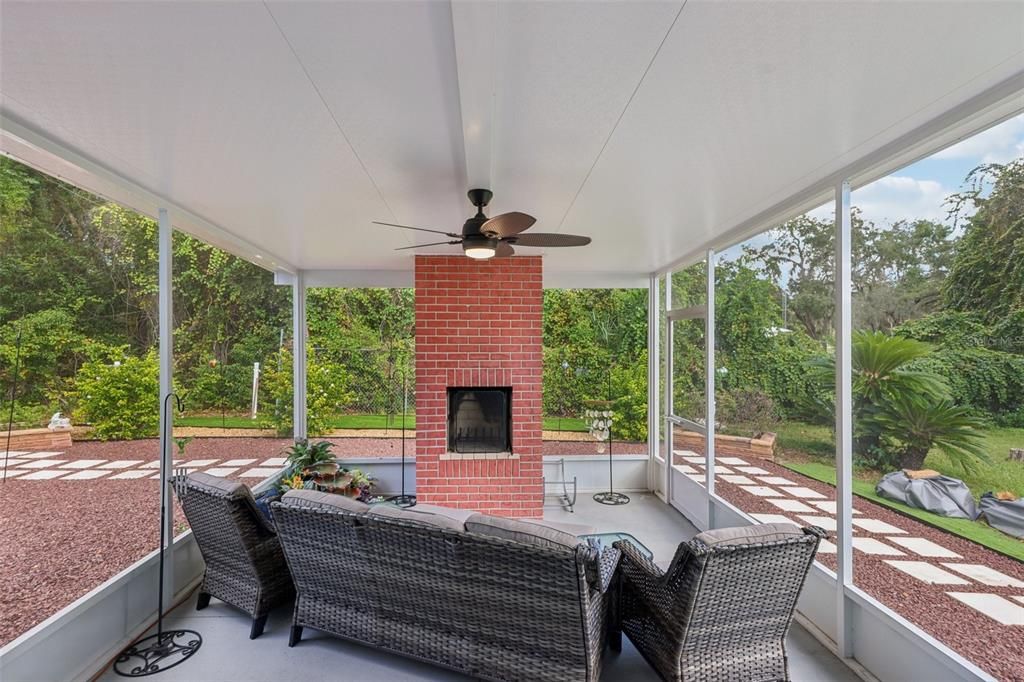 合同活跃: $200,000 (2 贝兹, 2 浴室, 1040 平方英尺)