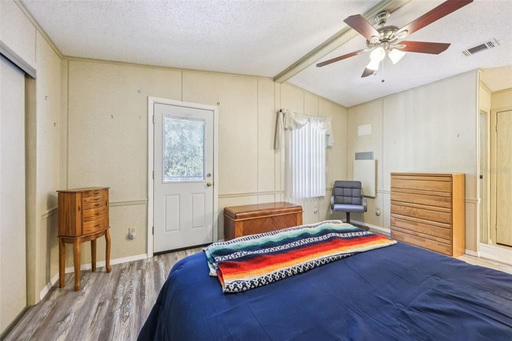 合同活跃: $200,000 (2 贝兹, 2 浴室, 1040 平方英尺)