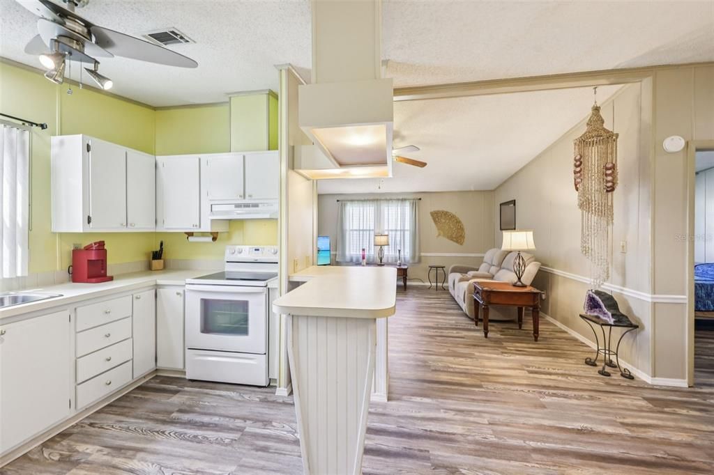 合同活跃: $200,000 (2 贝兹, 2 浴室, 1040 平方英尺)