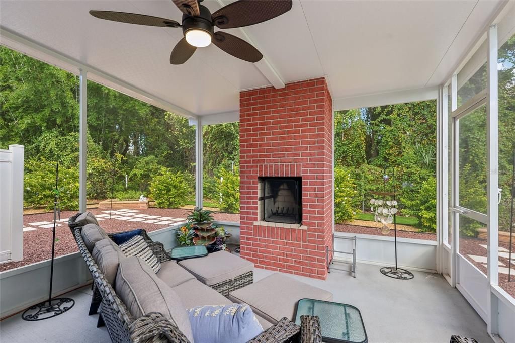 合同活跃: $200,000 (2 贝兹, 2 浴室, 1040 平方英尺)