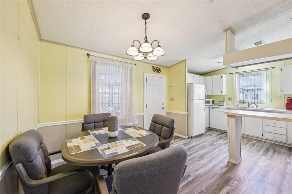 合同活跃: $200,000 (2 贝兹, 2 浴室, 1040 平方英尺)