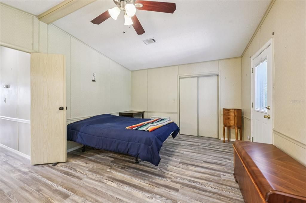 合同活跃: $200,000 (2 贝兹, 2 浴室, 1040 平方英尺)