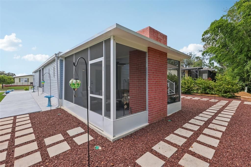 合同活跃: $200,000 (2 贝兹, 2 浴室, 1040 平方英尺)