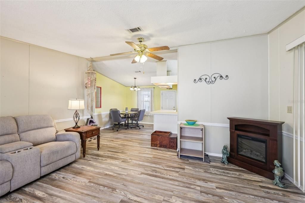 合同活跃: $200,000 (2 贝兹, 2 浴室, 1040 平方英尺)