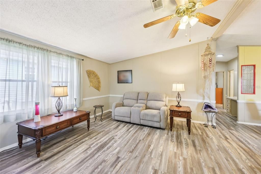 合同活跃: $200,000 (2 贝兹, 2 浴室, 1040 平方英尺)