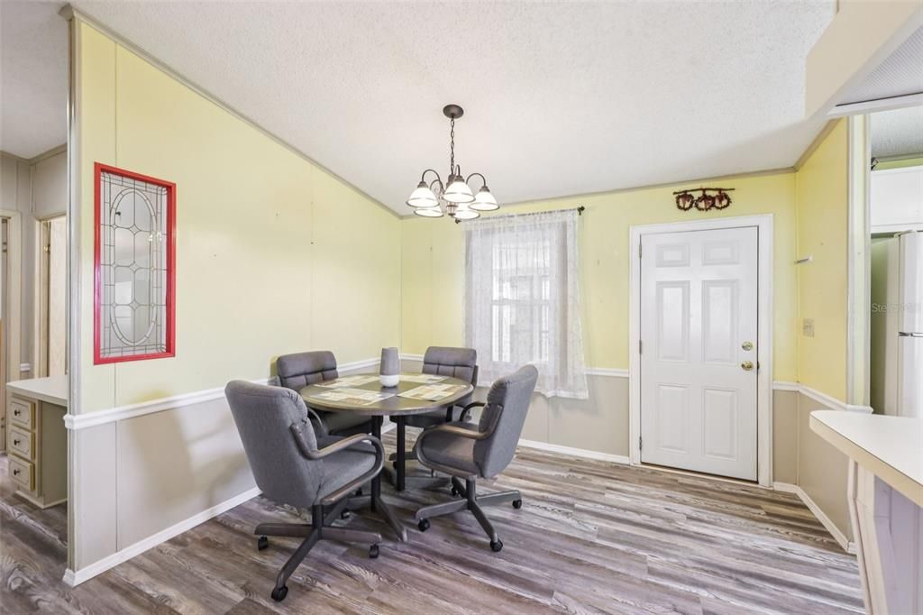 合同活跃: $200,000 (2 贝兹, 2 浴室, 1040 平方英尺)